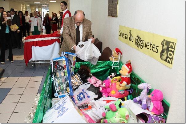 2012-12-04-colecta-navideña-uacj (4)