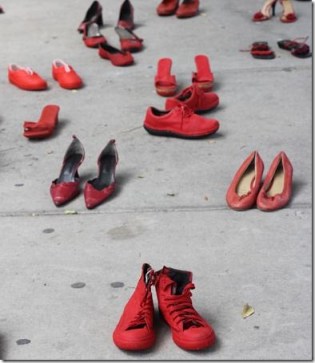 2012-12-10-zapatos-rojos-fiscalia (2)