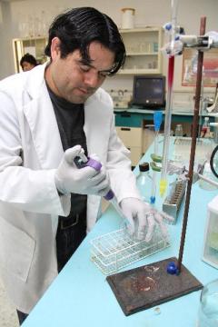 2013-02-05-investigador-veneno-serpientes