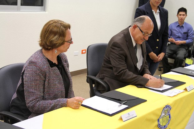 2013-04-19-convenio-universidades (2)