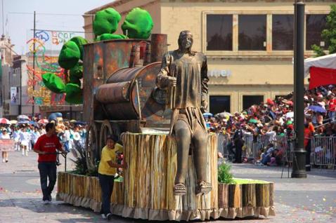 2013-04-28-carro-alegorico