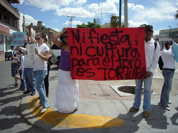 2014-04-07-antitaurinos-animalistas (21)