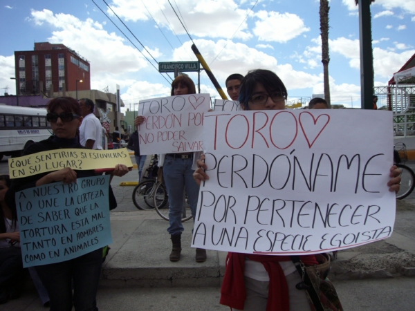 2014-04-07-antitaurinos-animalistas (30)