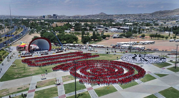Autoridades, Alumnado y Docentes de los planteles del COBACH en ciudad Juarez disfrutaron de las formaciones y evoluciones humanas en La Plaza de la Mexicanidad. El Gobernador del Estado encabezo los festejos de esta institucion.