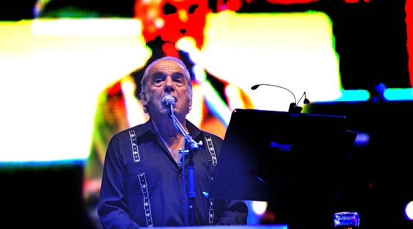 Oscar Chavez cantante y compositor que muestra su particular y profesional forma junto con la musica del trio Los Morales.