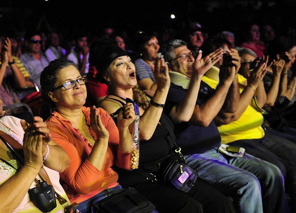 Oscar Chavez cantante y compositor que muestra su particular y profesional forma junto con la musica del trio Los Morales.