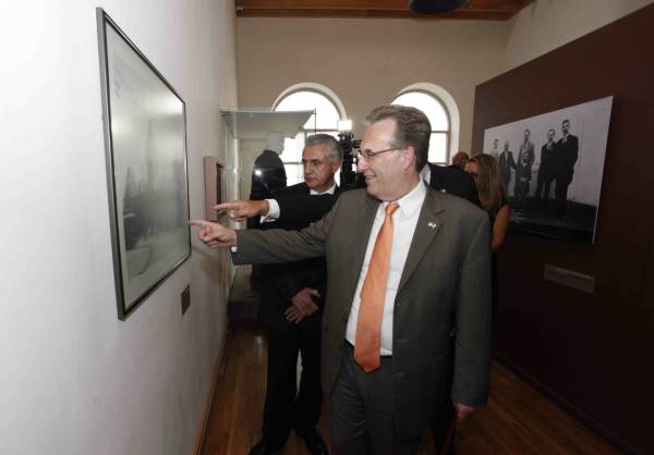 2014-08-14-embajador-wayne (4)