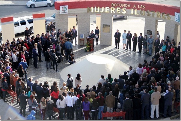 Inauguran Rotonda de Mujeres Ilustres en calle Sanders y Eje Vial Juan Gabriel Foto Raul Lodoza El Diario 08/03/2015