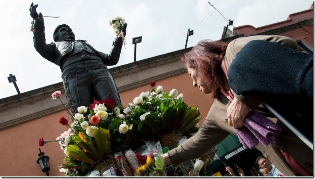 2016-09-08-juanga-estatua-CDMX