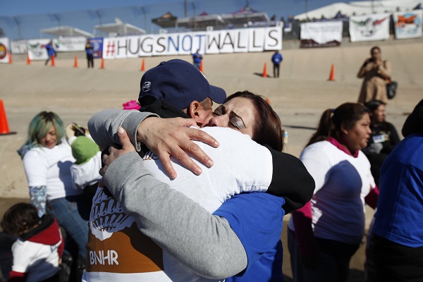 2017-01-28-hugs-not-walls-2