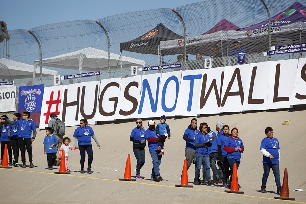 2017-01-28-hugs-not-walls-3